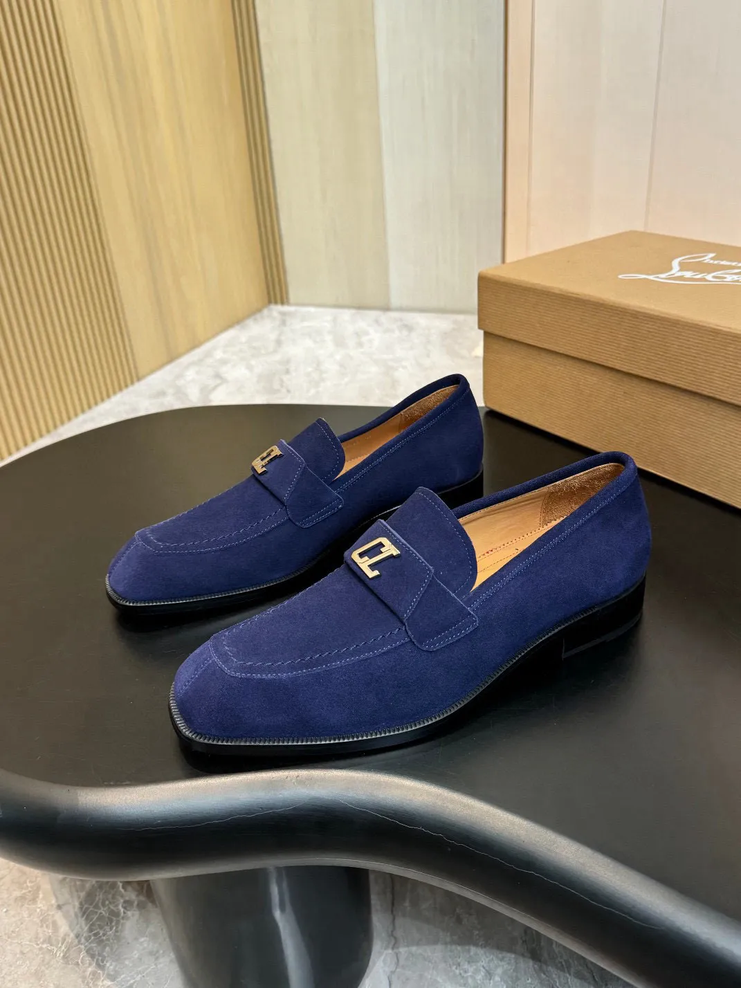 💰960 Christia*.Loubouti*🆑High-end men’s business formal leather shoes｜Classic red-soled shoes｜Original imported first-layer cowhide｜Iconic rivet decoration｜Water-dyed cowhide lining｜Italian imported red cowhide outsole｜High-end luxury｜Perfect interpretation of fashion, sunshine, style, suitable for various occasions Size: 39-44 (customized at 38.45.46)✅